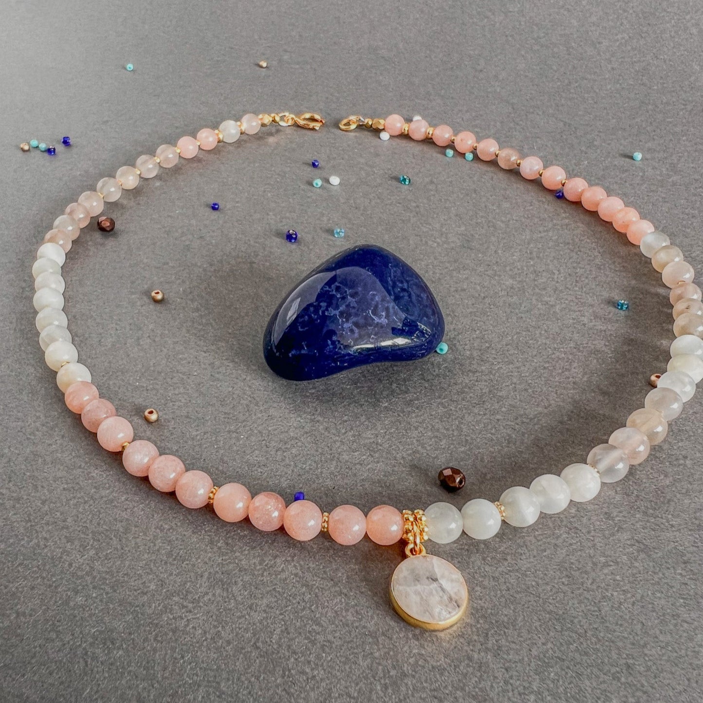 Noora - Peach Moon Stone with 16 mm Moonstone pendant - Gold-plated