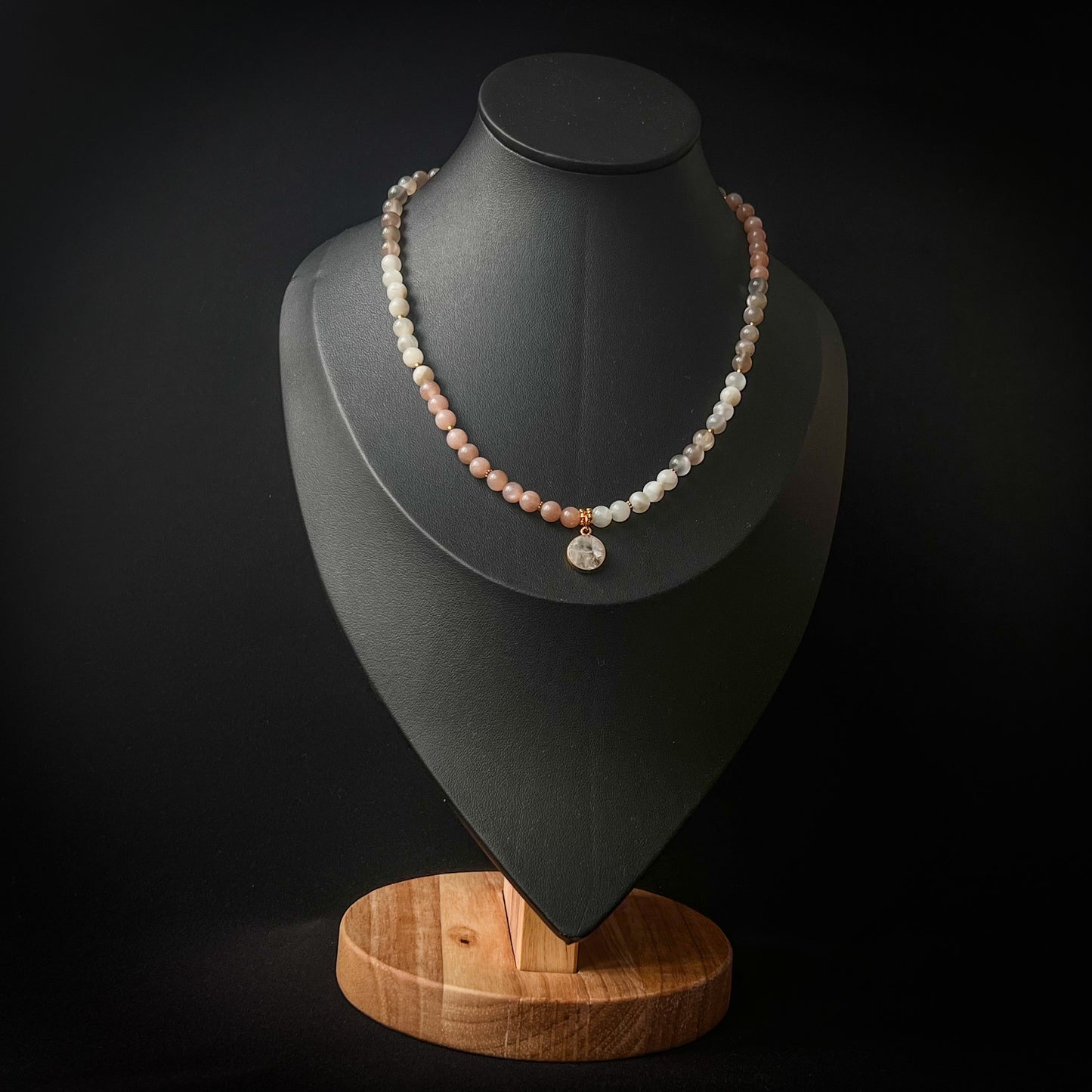 Noora - Peach Moon Stone with 16 mm Moonstone pendant - Gold-plated
