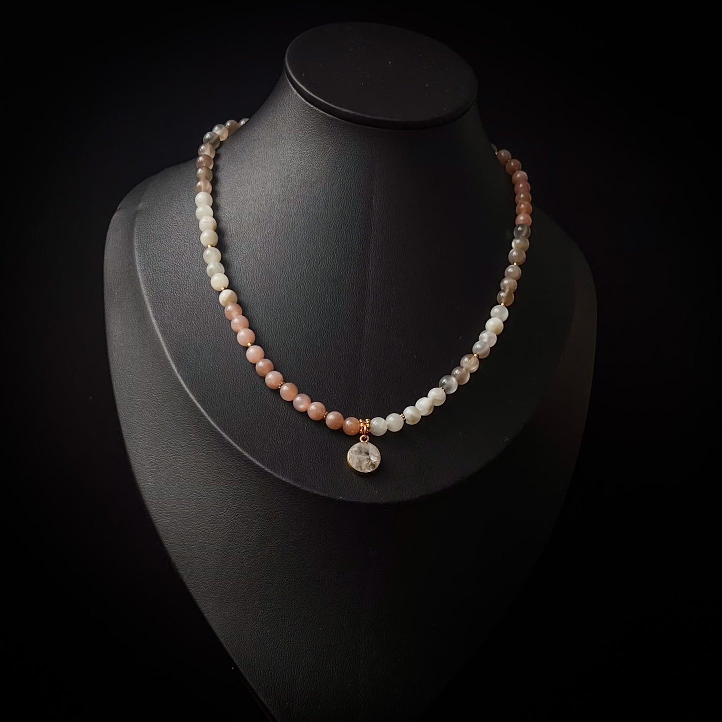 Noora - Peach Moon Stone with 16 mm Moonstone pendant - Gold-plated