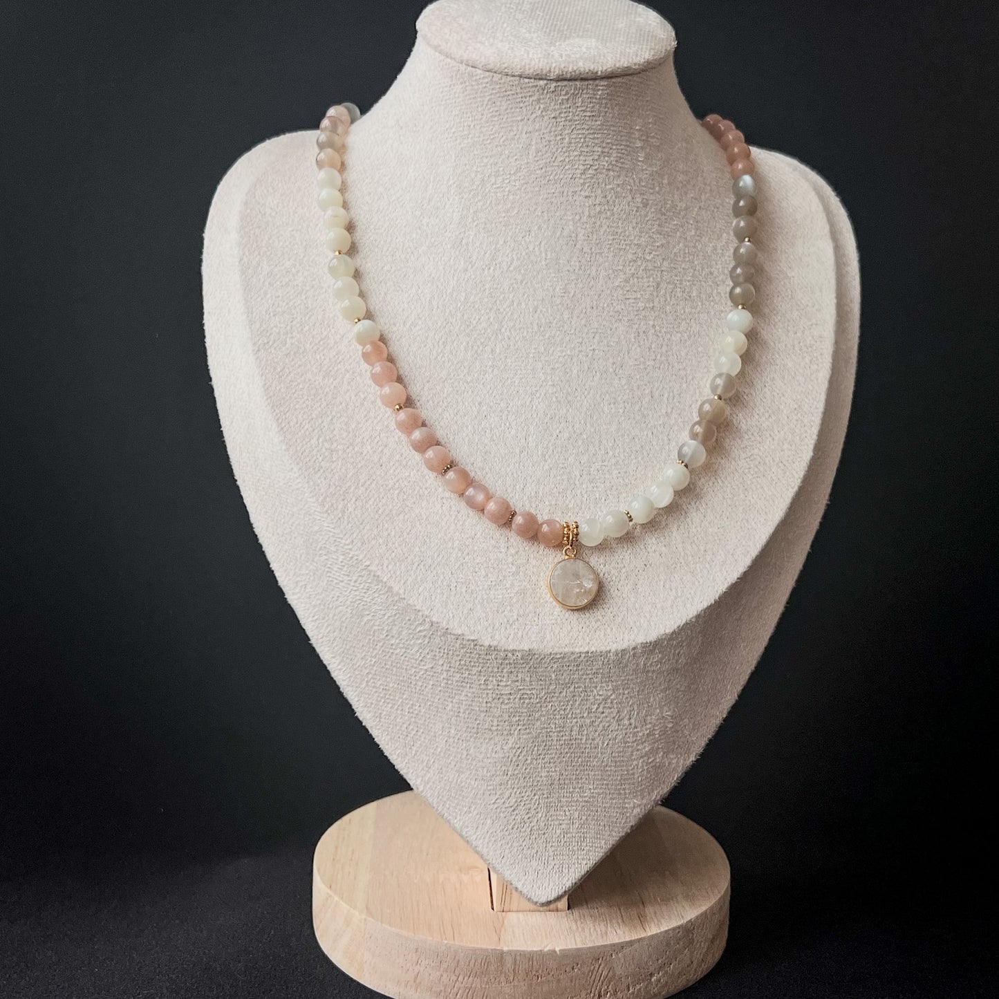 Noora - Peach Moon Stone with 16 mm Moonstone pendant - Gold-plated