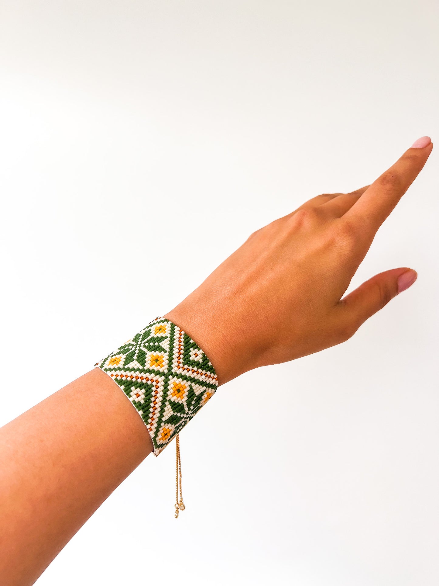 Evergreen - Handmade Beaded Bracelet with Floral Vine Pattern